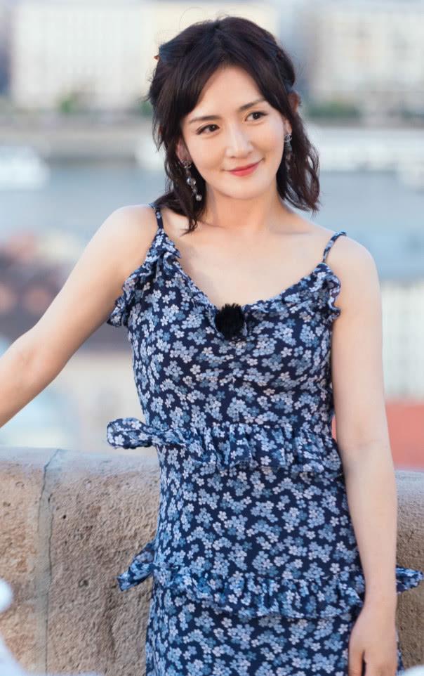 说谢娜没气质的被打脸,挂10串珍珠项链,优雅得让你不敢相信!