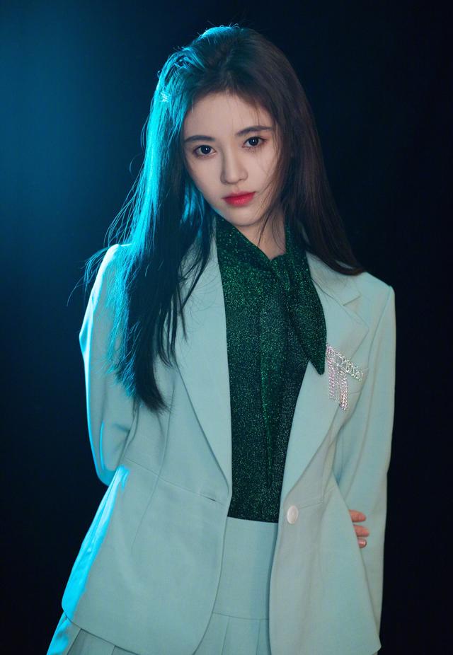 鞠婧祎参加《快本》,穿绿色百褶裙甜美仙气