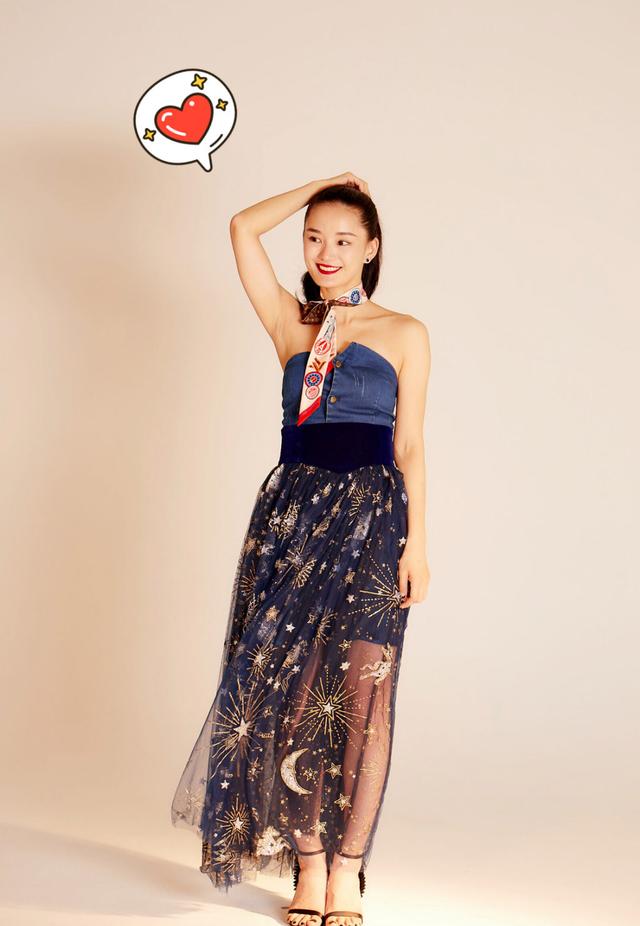 这张照片中的馨子看起来就精致了很多,拼接抹胸裙穿在身上,轻松秀出