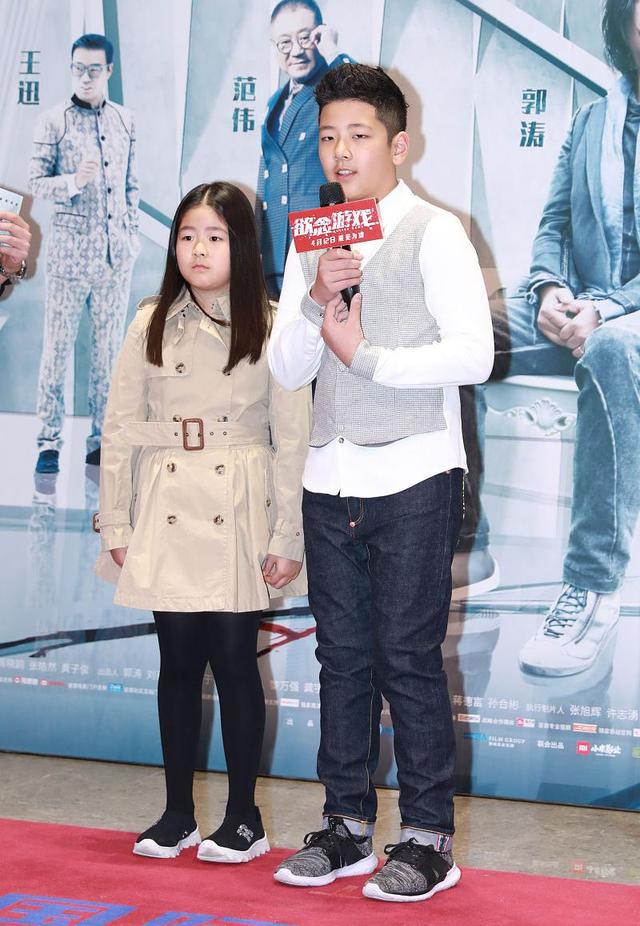 12岁郭子睿白衬衫配牛仔裤,显小男子气概,妹妹呆萌可爱更讨喜