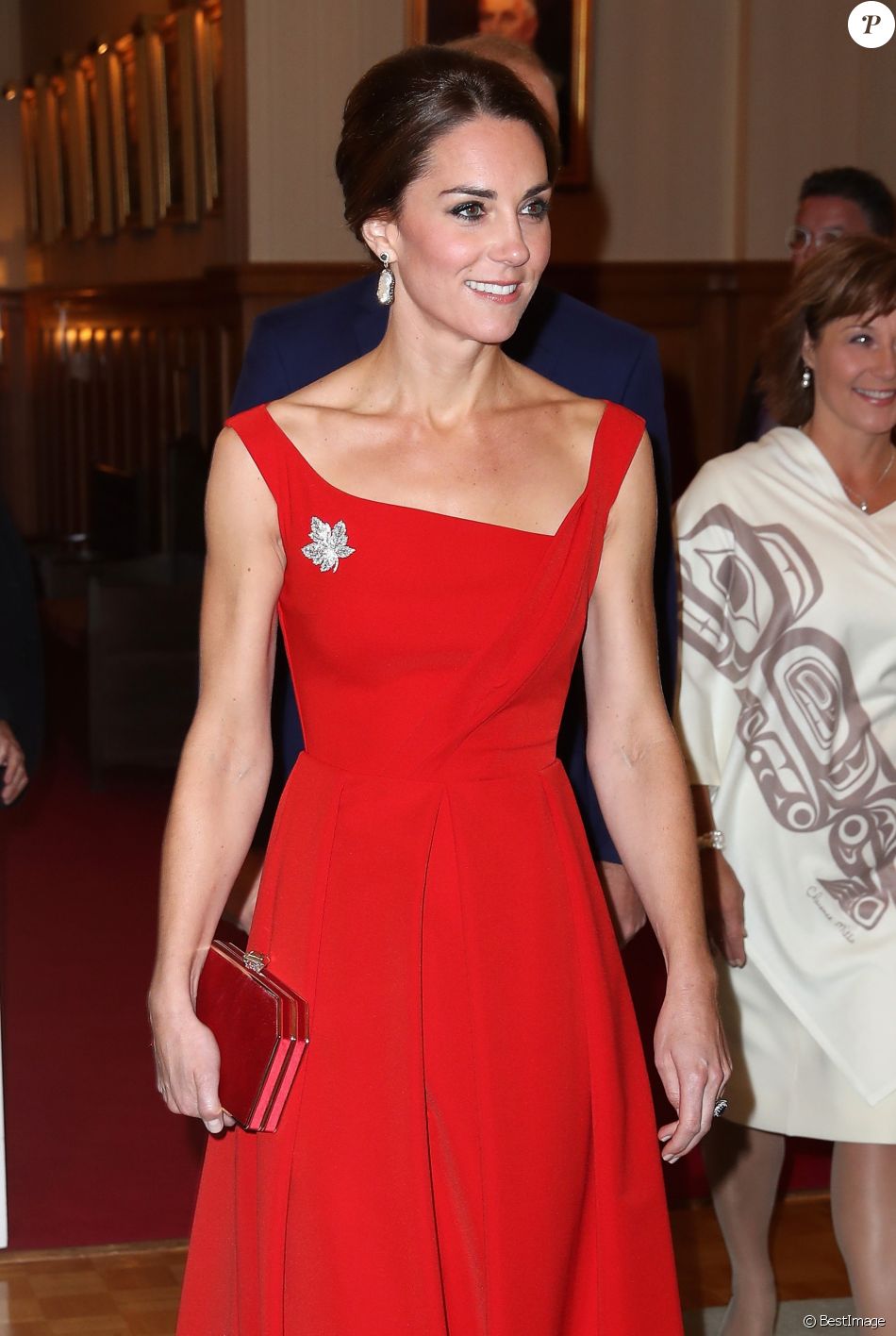 凯特王妃很会穿"旧装"!换个发型和配饰的搭配,还是非常时尚!