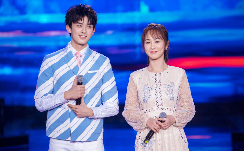 杨紫吴磊现身跨年演唱会,俊男美女唱歌的样子,网友表示太养眼了