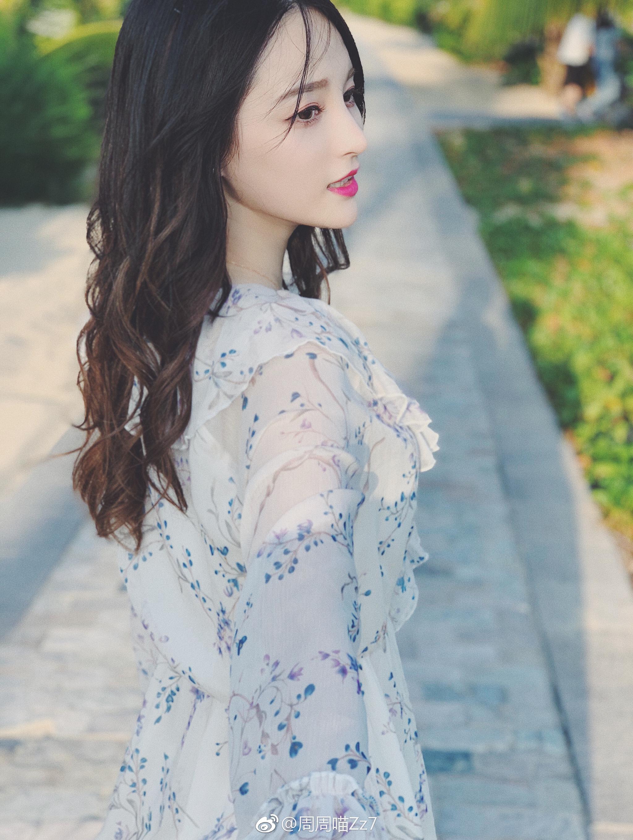 rng姿态女友晒火辣身材,大长腿霸屏,网友:仙女下凡