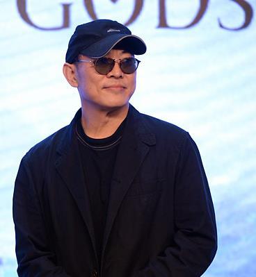 李连杰与亲哥李连胜同框,不是一家人不进一家门,长得太像了