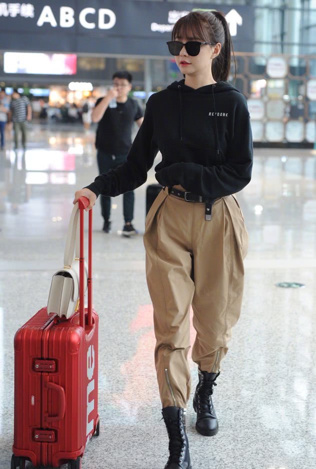 如何把工装裤穿出时尚?时髦精都爱搭配短靴,让你的造型远离普通