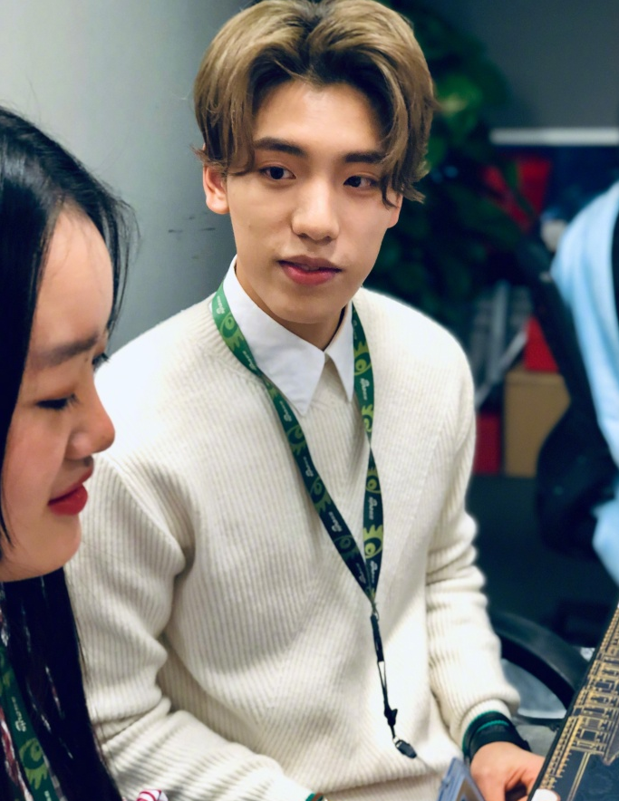 王子异化身暖人小哥哥,穿白毛衣简约又时尚,五五分发型更是魔性