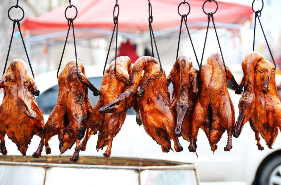 一只活鸭市场价60元,大街上烤鸭却只卖18元,看完心情好复杂