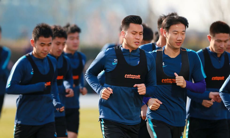 天津泰达公开训练阿奇姆彭喜提与美女球迷合影