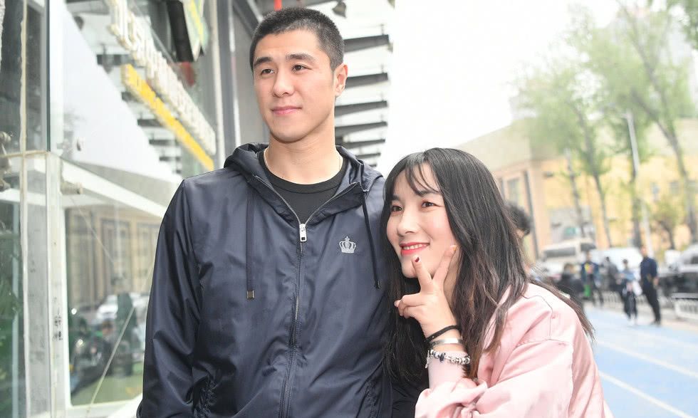 国安训练备战 侯森巴坎布场外为球迷签名