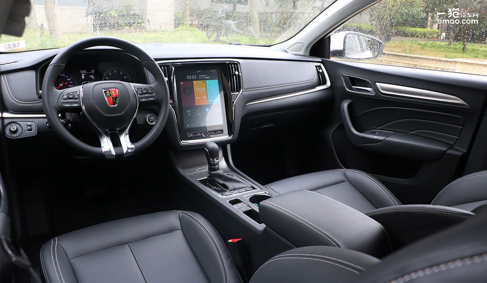 荣威i6 plus的内饰依旧以横向设计为主,多种材质的搭配并不张扬,让