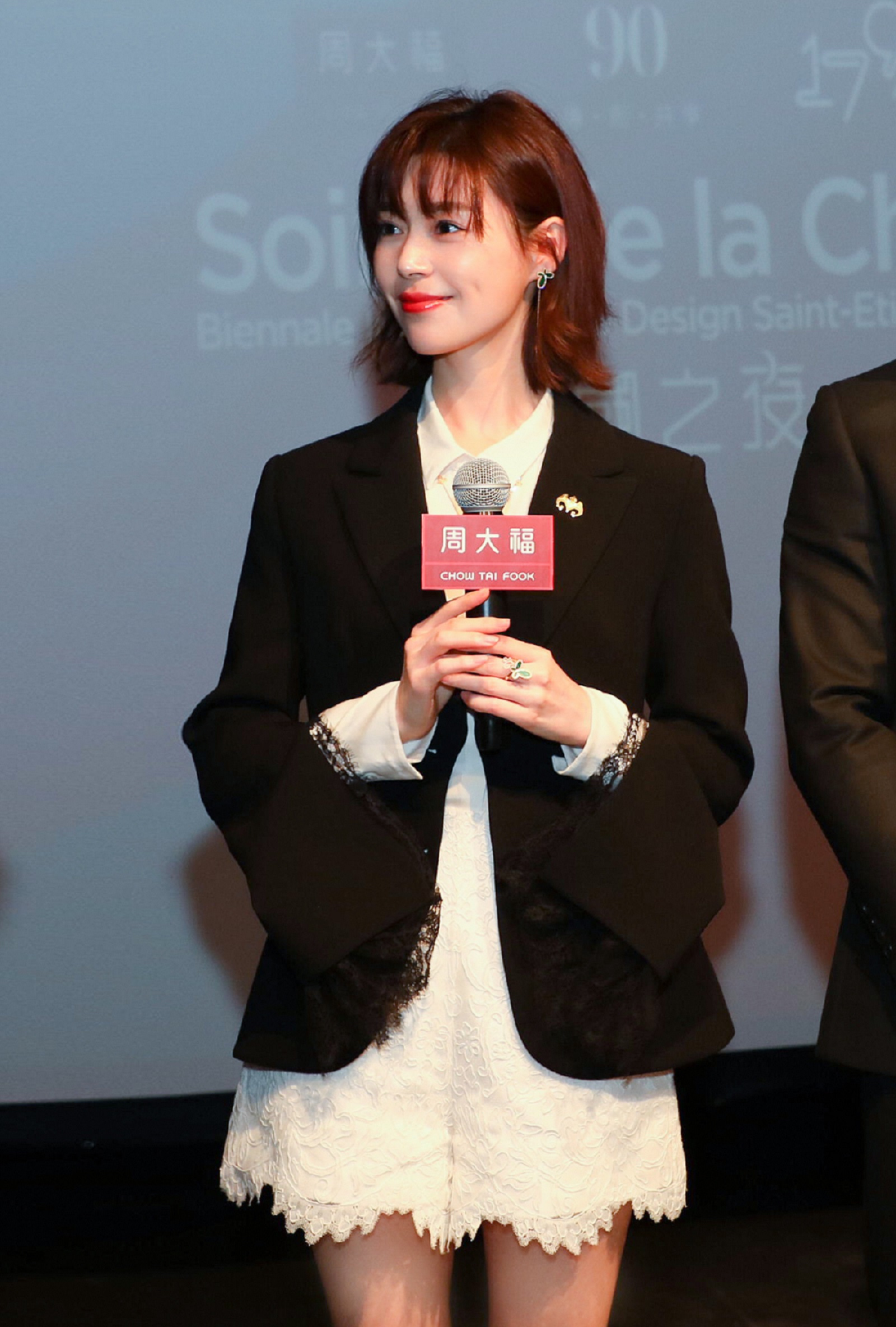 卢杉出席法国艺术双年展 大秀漫画腿