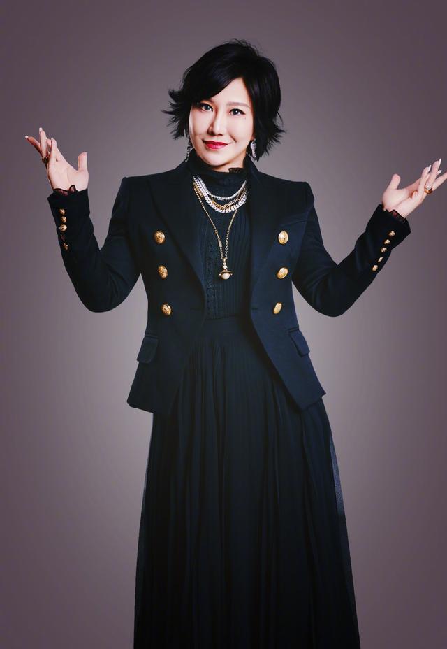 范湉湉终于穿对了,《吐槽大会》里西装搭配短裙优雅大气