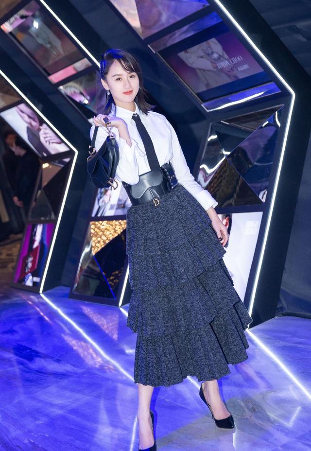 袁冰妍毛衣长裤奶萌又帅气,一转身粉丝都忍不住尖叫:后背真美