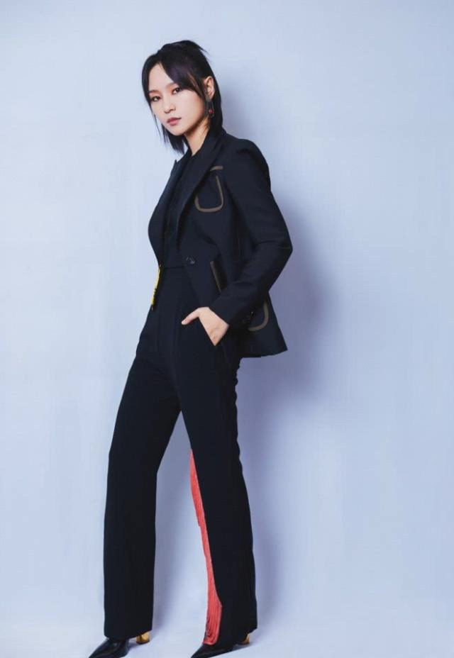 周笔畅穿史上最薄的高跟鞋,与地板融合在一起,脚咋塞进去的?