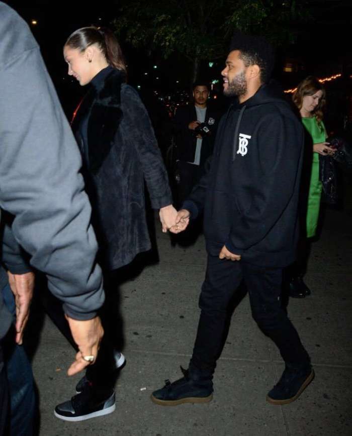 超模bella与盆栽哥复合狂秀恩爱, 路边十指紧扣穿搭默契十足