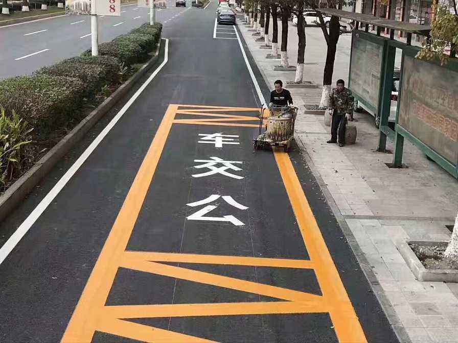 于是交规在改革,同时也增加了非常多的电子摄像头和新的道路标线,用来