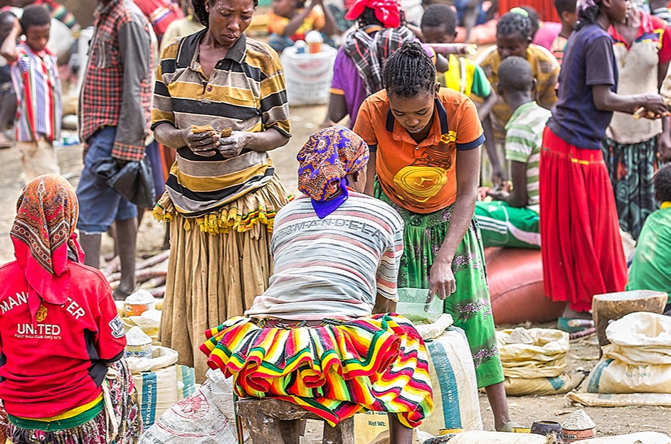 在非洲逛集市果然开眼:羊在树上称,面粉论勺卖,咖啡地摊卖