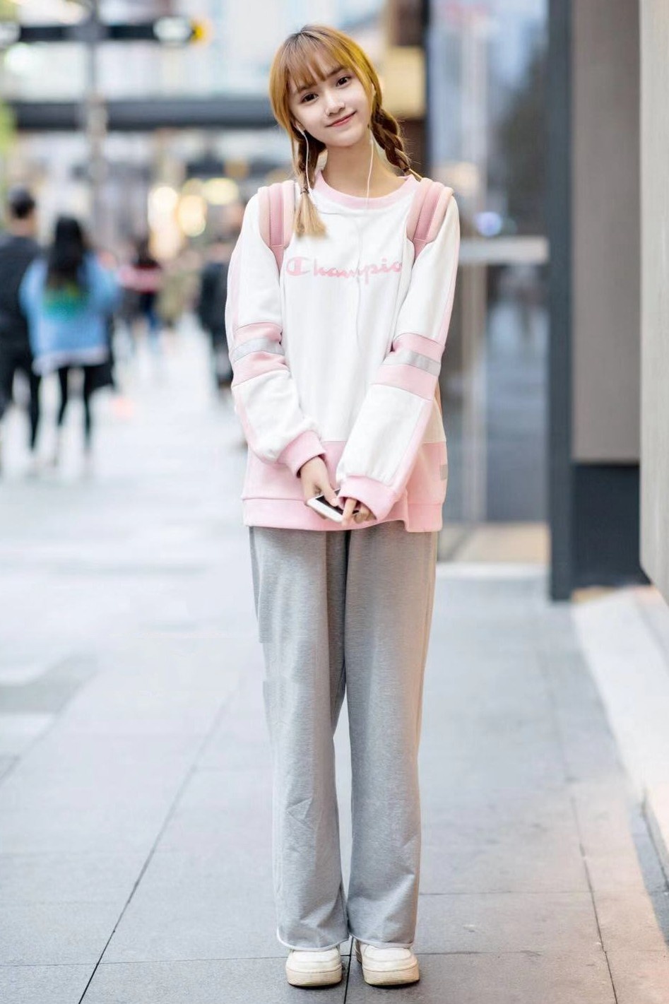 街拍:街头穿搭前卫的美女,别具一格的穿搭美不胜收!