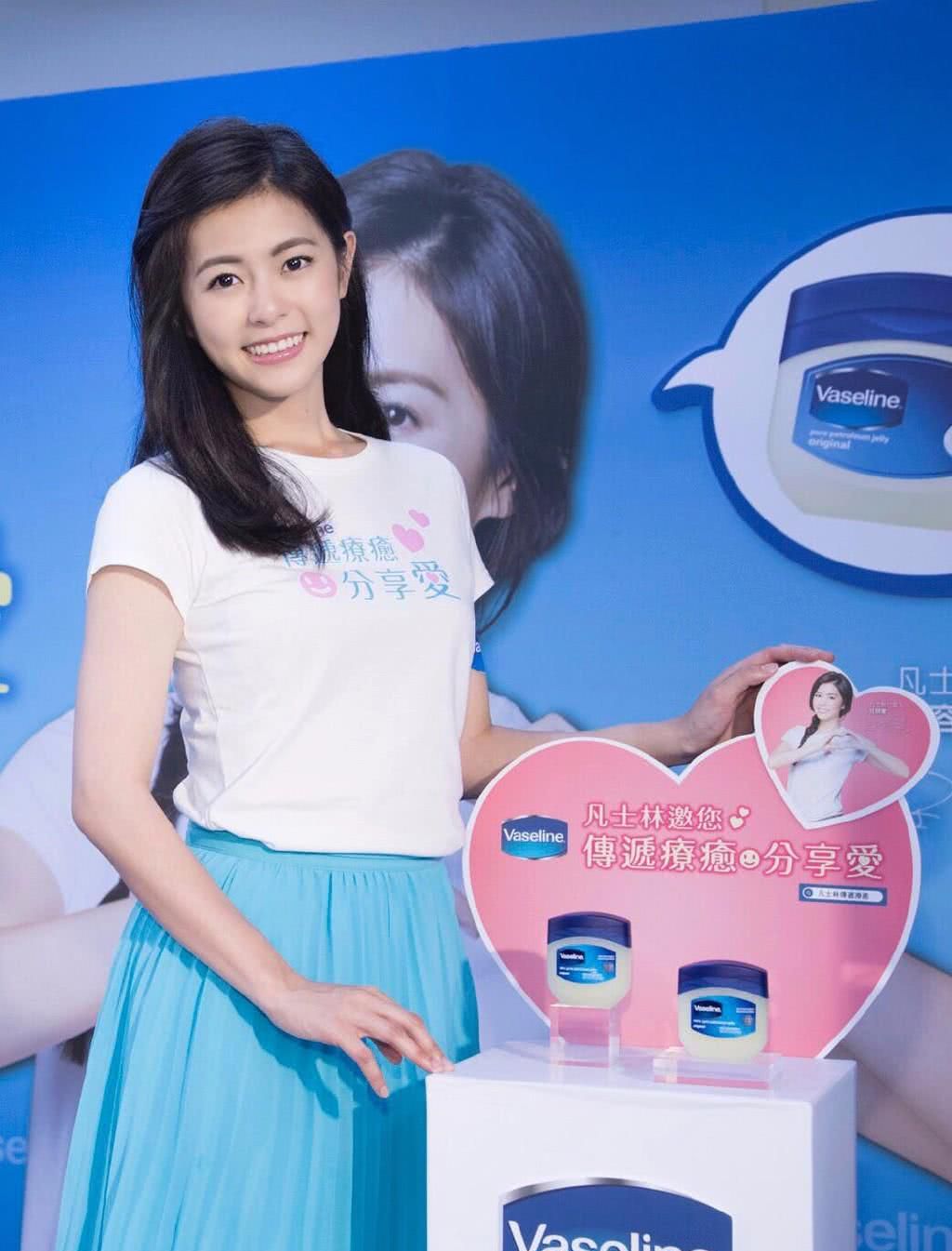 任容萱真是女神,橘粉色长裙胸前开衩低到胃,笑容甜美可爱