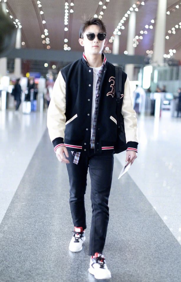 吴磊咋那么优秀?衬衫配棒球服也那么帅气,一般人可穿不来!