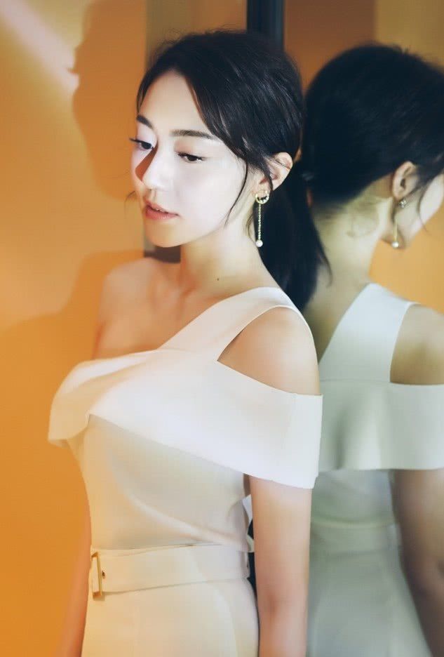 黄梦莹太会穿了,穿性感抹胸裙亮相,却甜美得让人骨头都看酥了!