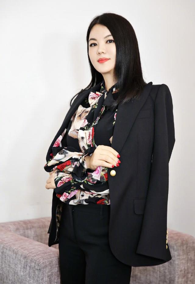 李湘近照又美了,虽是微胖身材,却把印花单品穿得格外好看!