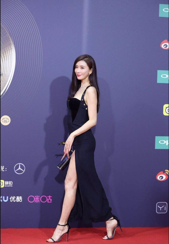 林志玲身穿黑色抹胸高开叉长裙现身红毯 打扮精致女神范十足