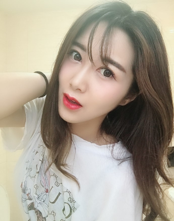 yy舞帝电母静静现身沈阳签订线下合同表率行为赢得粉丝赞许