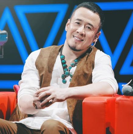 两位美女与功夫男星释彦能一起相聚吃饭,本以为是坤哥新结交的女朋友