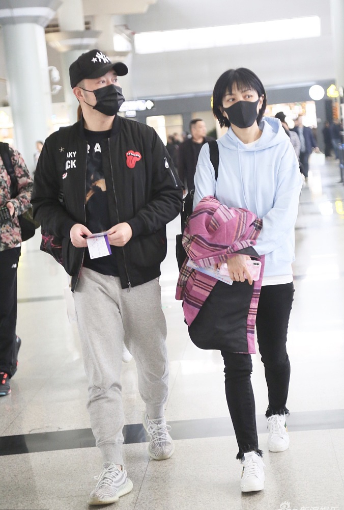沙溢胡可夫妇走机场,穿休闲春装活力减龄,胡可剪波波头后更美了