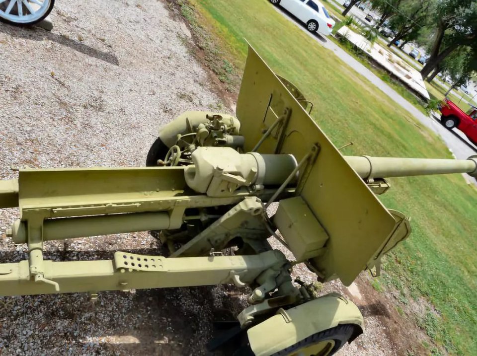 由国外军事爱好者所拍摄的90式75毫米野战炮实物图.