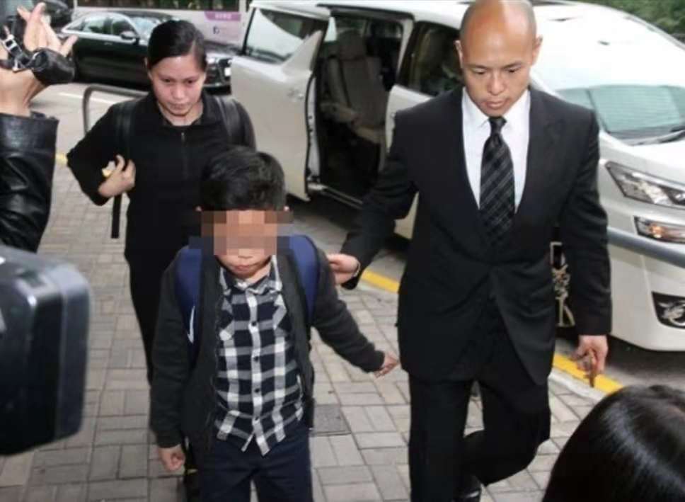 百亿富豪许世勋今日设灵,许晋亨李嘉欣十指紧扣到场