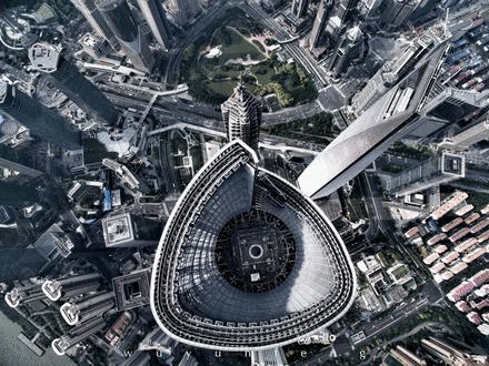 是东方明珠与世贸大厦?是人潮拥挤的南京