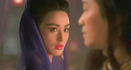 一袭紫色头纱,弱化了张敏的英气,更添加了一种柔美和朦胧的神秘感绮梦