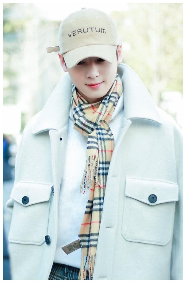 韩国脸蛋天才车银优因为保暖把爸爸的帽子戴了出来