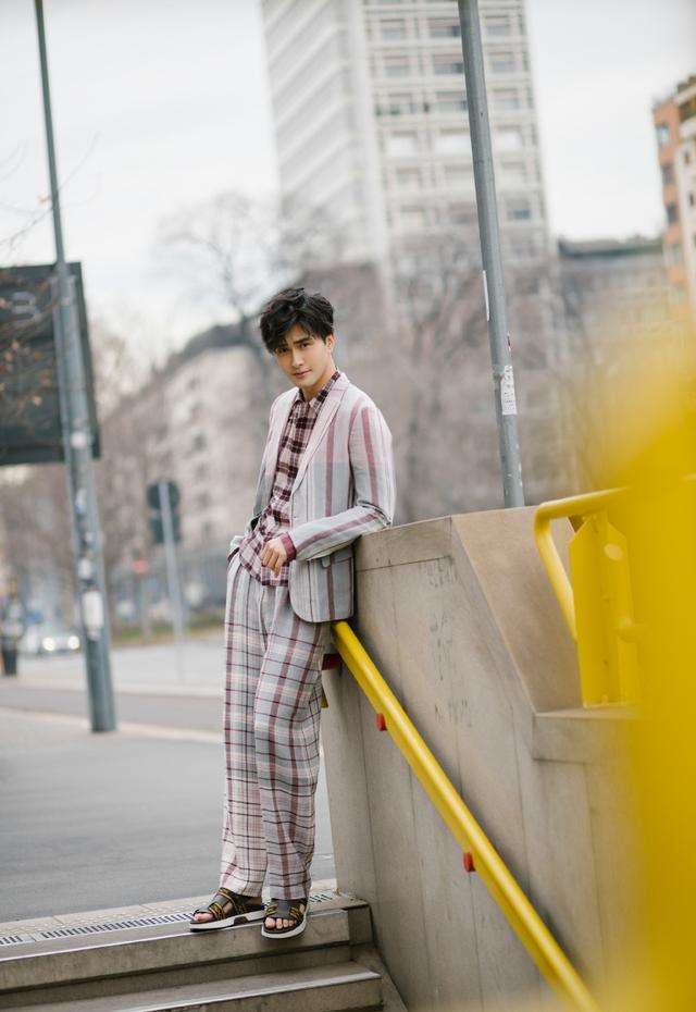 高伟光米兰街拍曝光,身穿格纹西装配凉鞋,眼眸深邃充满异域风情