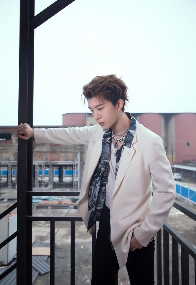 因偶像练习生出道穿高领t恤配牛仔裤戴宽檐帽帅气十足