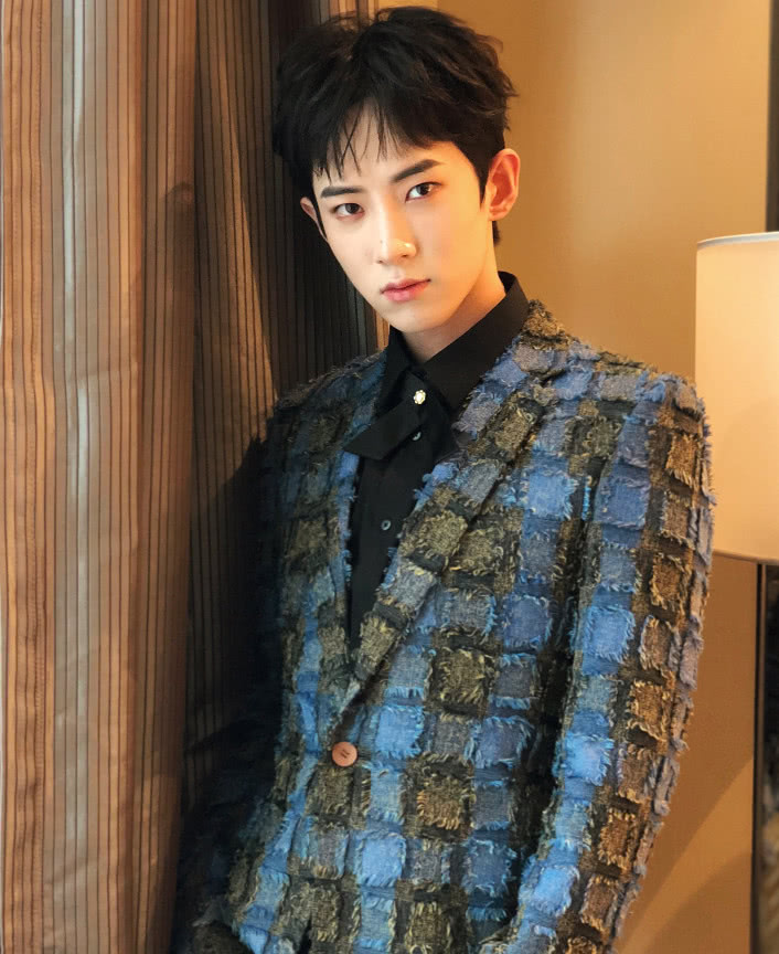 黄新淳很爱玩魔方?连西装都要是魔方拼接款?意外很出众