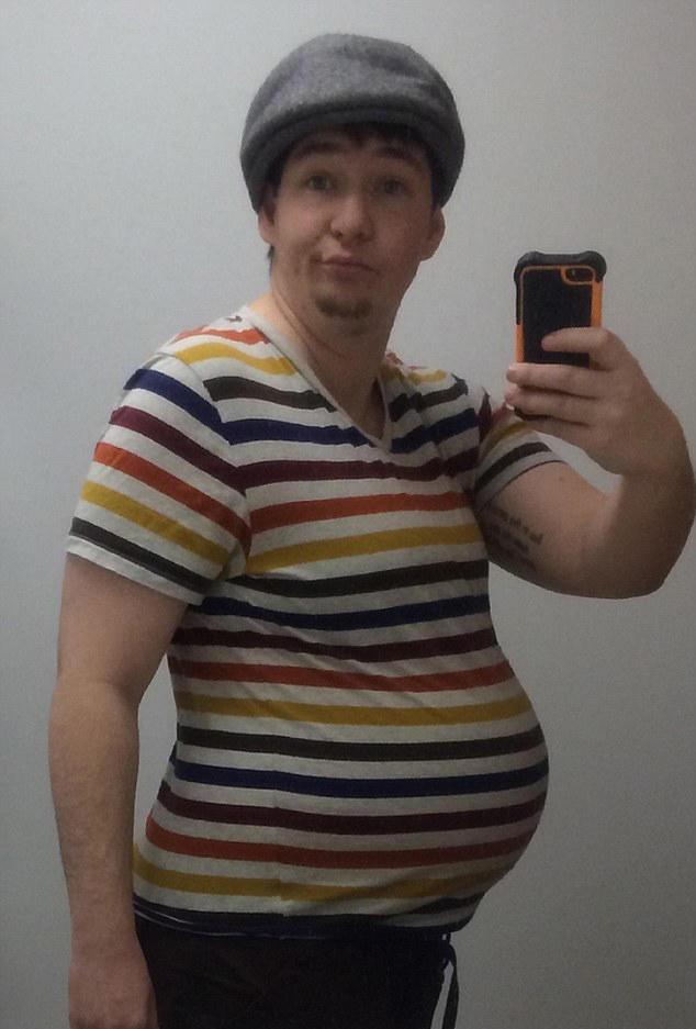 克里斯的肚子已经很大,很容易被当成一个肥胖的大肚子男人