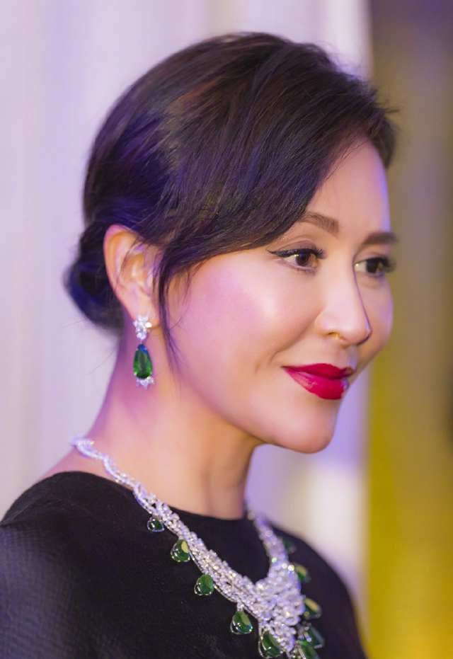 54岁刘嘉玲换波波头短发,身穿波点上衣搭配休闲裤,减龄又时尚