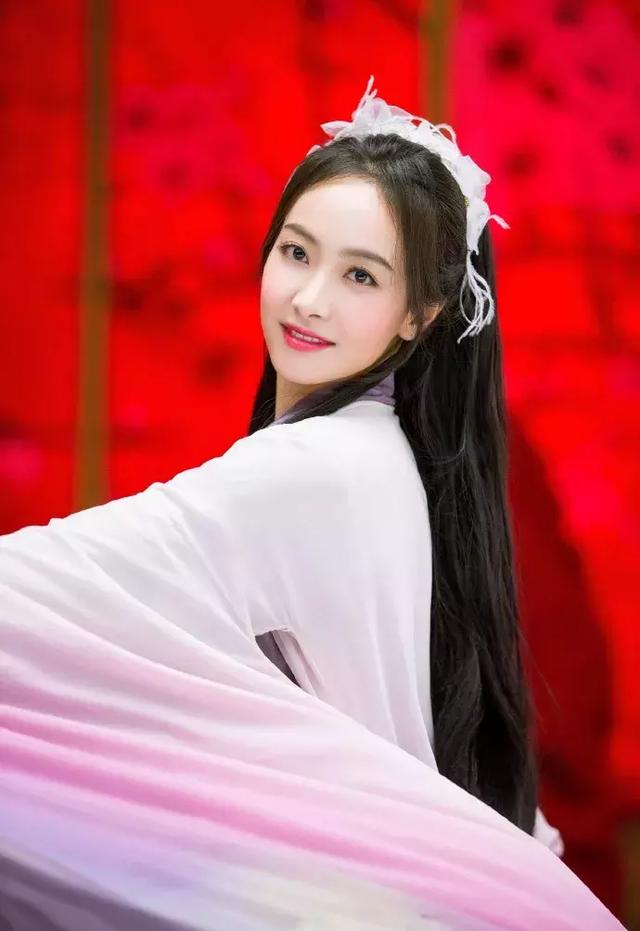 张碧晨应该也是归国的女练习生中名气比较高的了,但是古装似乎不是很