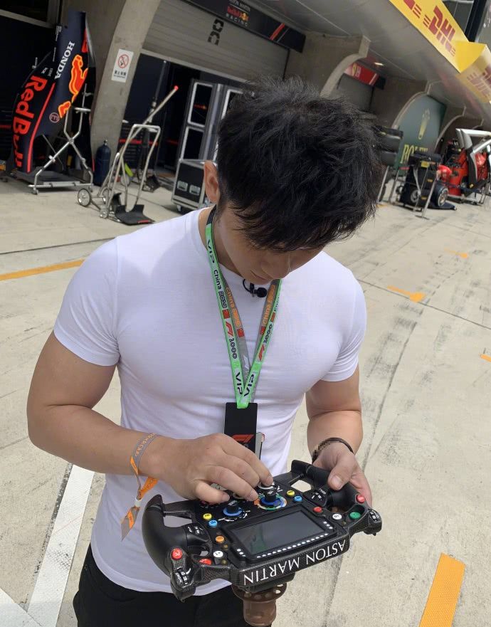 除了那对藏不住的胸肌之外,李晨的二头肌也非常大块,估计平时没少健身