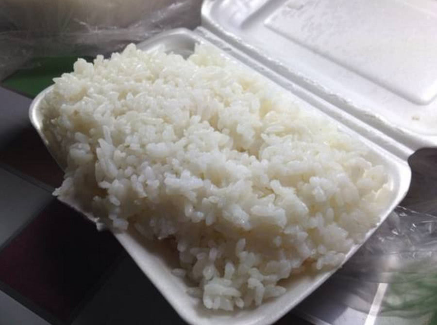 顾客点外卖忘选米饭,让骑手帮买,看到取外卖的人后骑手"懵"了