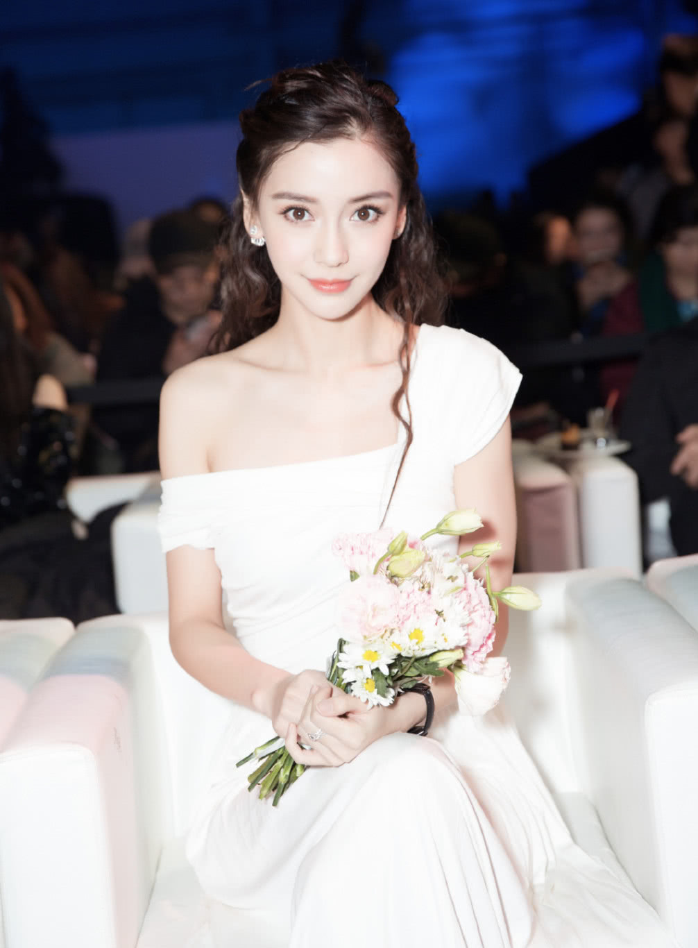 杨颖的照片永远耐抗,瘦后五官更精致,突然一个卖萌很会撩