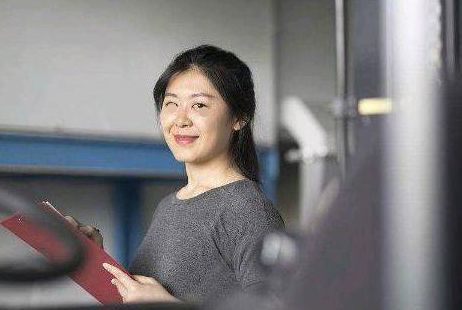 妻子是白领,她衣服却总有股腥味,丈夫偷偷跟踪后,精神失常