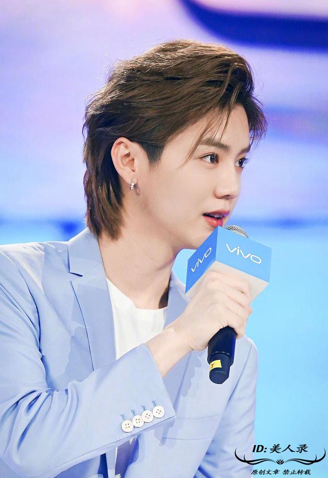 鹿晗出席发布会,鲻鱼头造型复古时尚,惹人注目