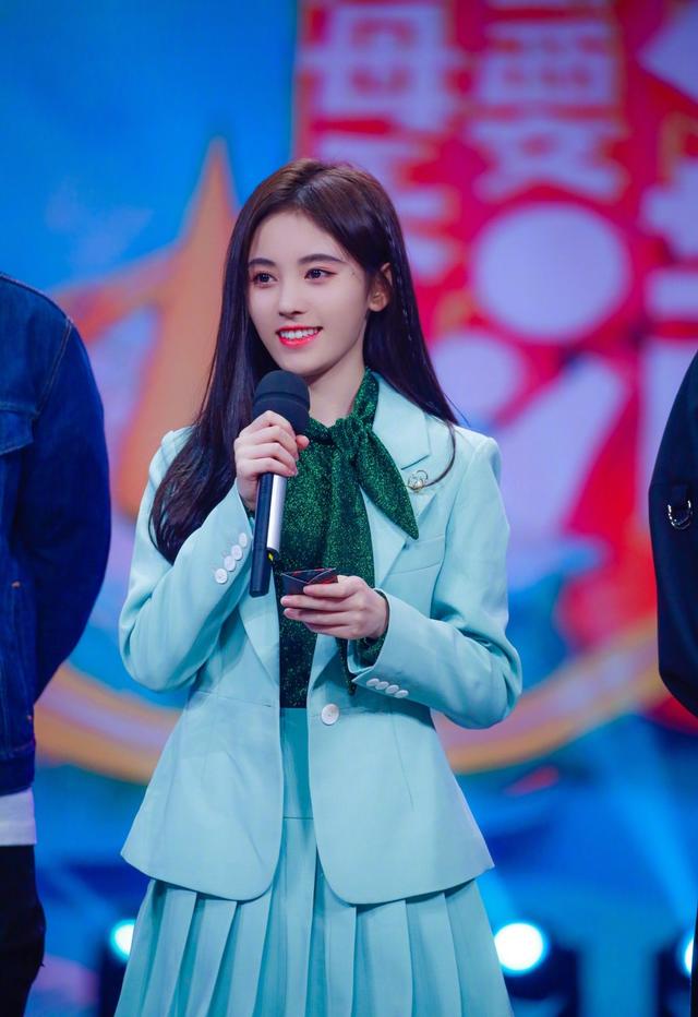 鞠婧祎参加《快本》,穿绿色百褶裙甜美仙气