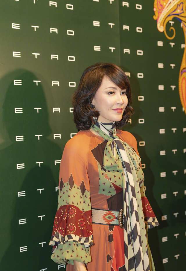 54岁刘嘉玲换波波头短发,身穿波点上衣搭配休闲裤,减龄又时尚