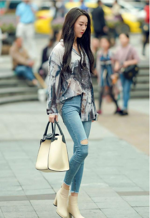 选择精致的牛仔裤装扮让你的气质更显个性靓丽