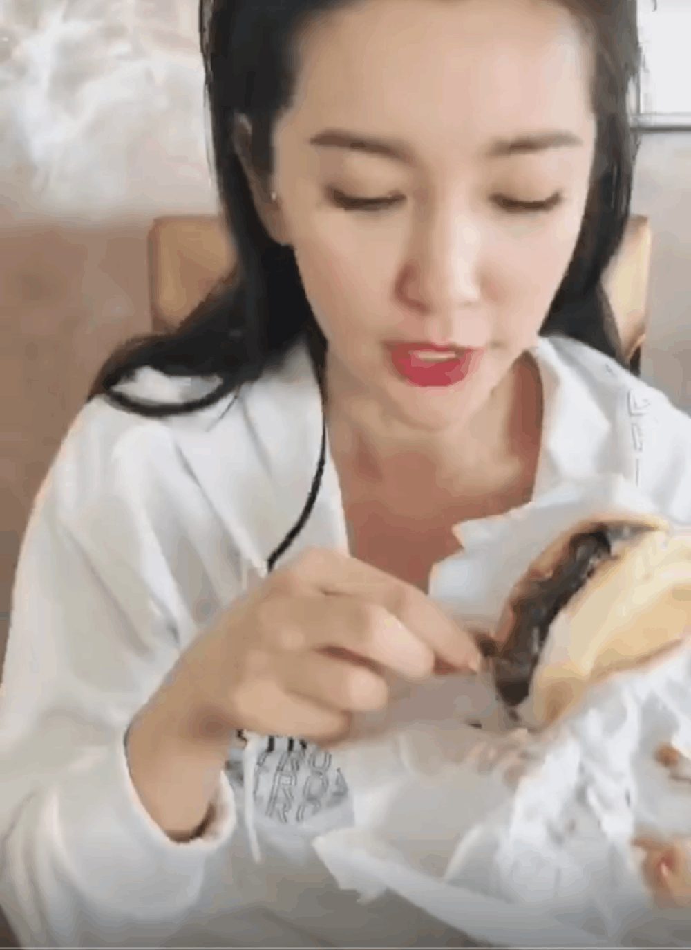 李冰冰减肥好拼,吃汉堡都选热量超低的馅,吃完舔手指的动作亮了